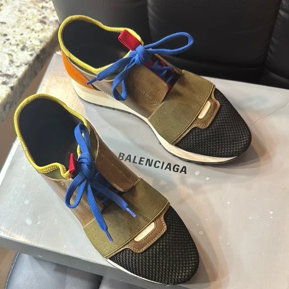 Balenciaga Colorblock Pattern Embroidered Accent Chunky  Balenciaga Brown and Black Chunky Sneakers display picture 1